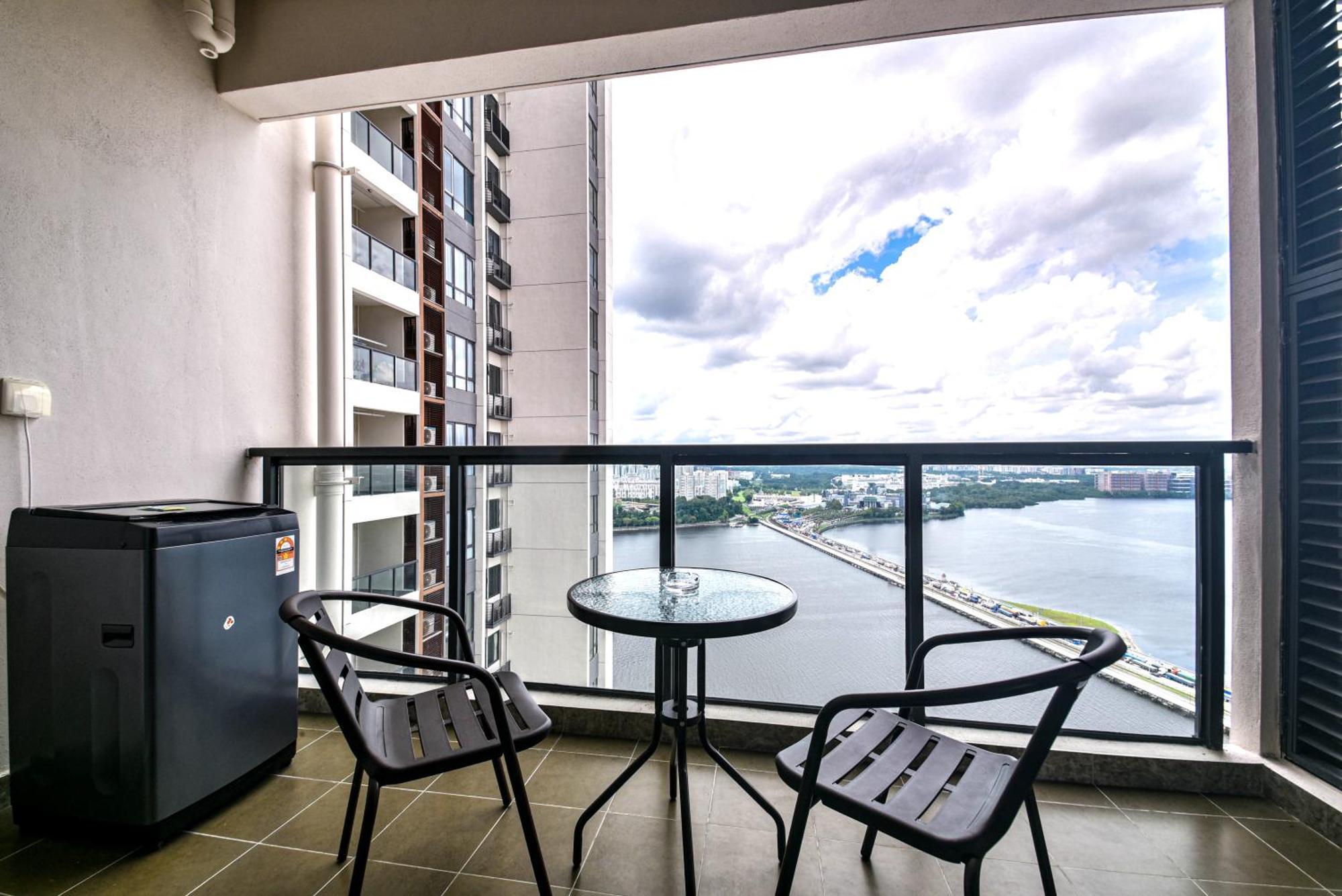 R&f Princess Cove Seine Region By Fuju With Seaview At Jb Centre#adjacent To Singapore#5 Mins Walk To Clq#self Check-in#free Parking Johor Bahru